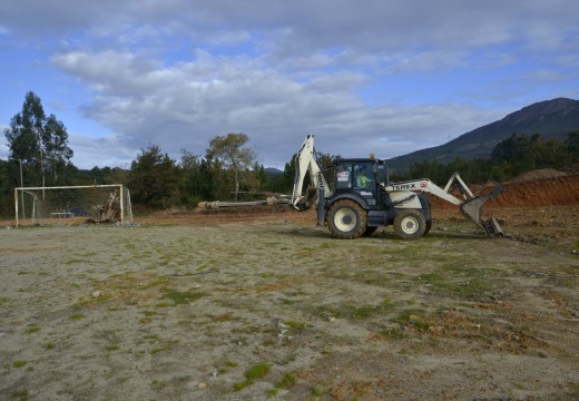 Comezan os traballos para aumentar o terreo de xogo do campo de fútbol de Oleiros e dotalo de céspede artificial